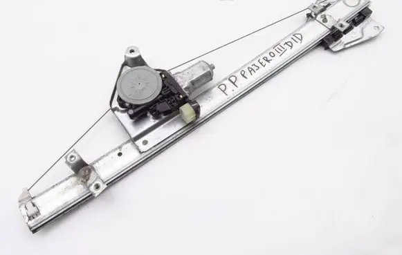 Mitsubishi Pajero Front door window regulator motor MR989947