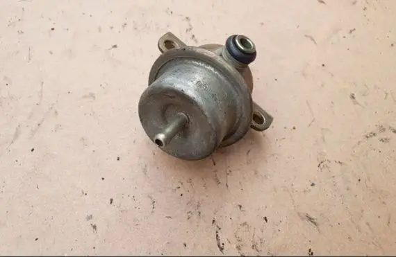 Volkswagen Golf II Fuel pressure regulator 0280160235 0280160747 037133035