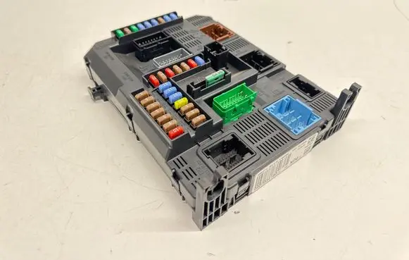 Peugeot 308 Fuse module 9807054180 E1095296 20140828