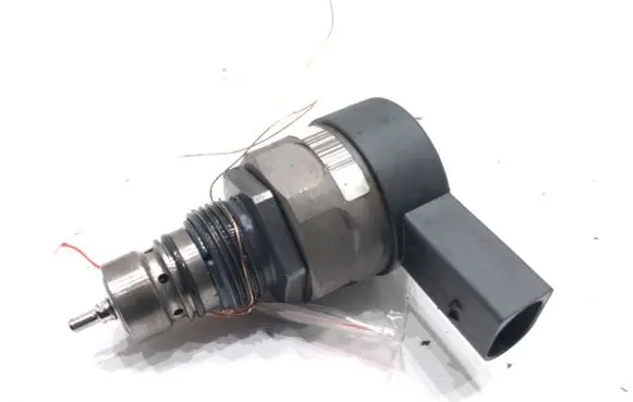 BMW 5 G30 G31 G38 Fuel pressure regulator 0281006886