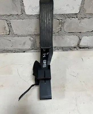 Mercedes-Benz E W211 Accelerator throttle pedal A211301000