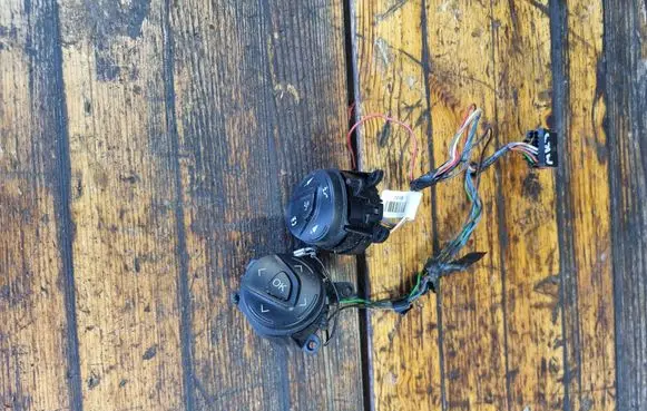 Ford Kuga II Steering wheel buttons/switches DM5T14K147DA