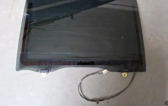 Mitsubishi L200 Opening tailgate glass 