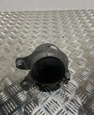 Mercedes-Benz C W205 Engine mount bracket A2052406717 ZGS002