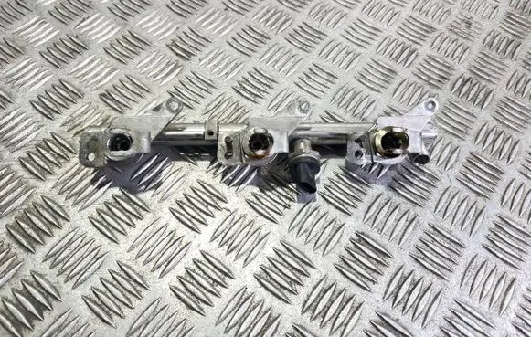 Mercedes-Benz E W212 Fuel distributor A2760702195 A2760780645