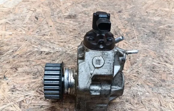 Hyundai Tucson TL Fuel injection high pressure pump 331002U000 9046040004 181003G1B1A0486
