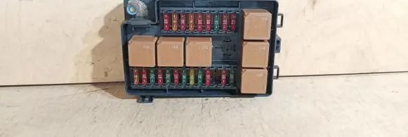 Jaguar XJ X308 Fuse module LNF2822BA 2822BA