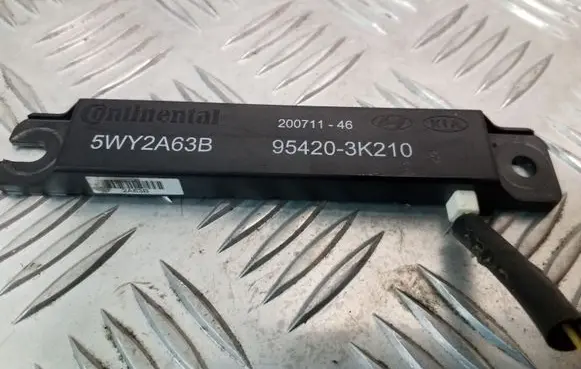 Hyundai ix35 Aerial antenna amplifier 954203K210 5WY2A63B