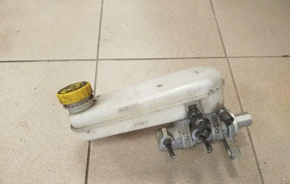 Master brake cylinder