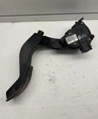 Volkswagen PASSAT B5 Accelerator throttle pedal 8D1721523J