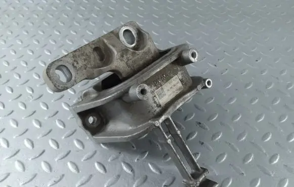 Volkswagen Golf VII Engine mount bracket 5Q0199262DE