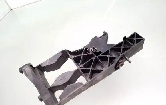 Headlight/headlamp mounting bracket
