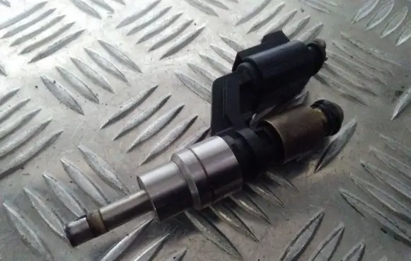 Volkswagen Golf V Fuel injector 0261500016 03C906036A