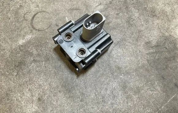BMW X5 E70 Air suspension valve block EBMV0586A 1C334D077A 02122009