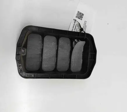 Quarter panel pressure vent
