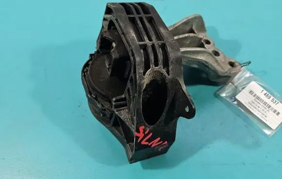 Engine mount vacuum valve