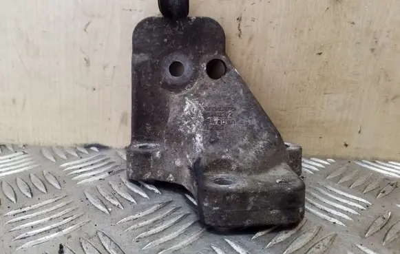 Volvo XC90 Engine mounting bracket 8634123
