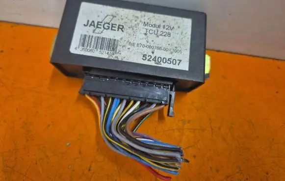 Volkswagen Golf IV Fan control module 52400507