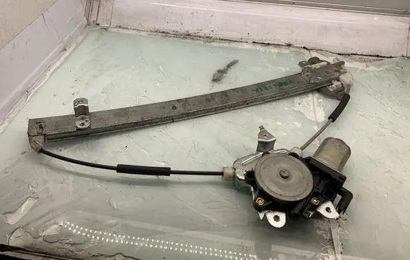 Nissan X-Trail T30 Front door window regulator with motor 8073189913