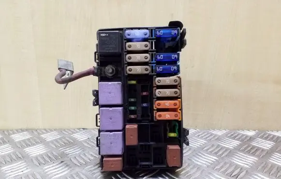 Renault Laguna II Fuse module 8200453768