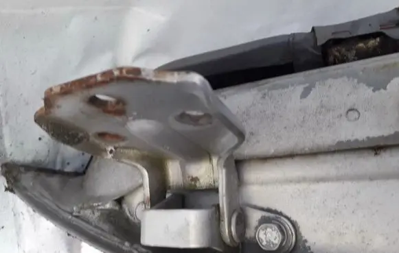 Mitsubishi Lancer Rear door lower hinge