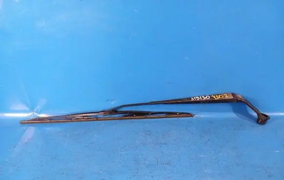 Mitsubishi Outlander Front wiper blade arm 8250A586