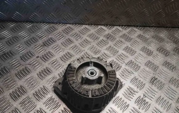 Engine mount bracket