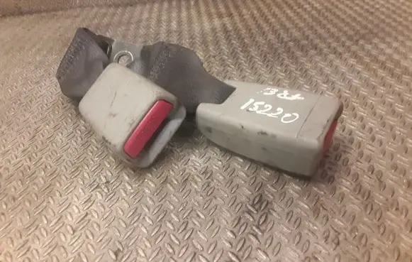Middle seatbelt buckle (rear)