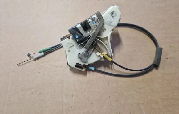 Toyota Hilux (AN10, AN20, AN30) Front door lock 