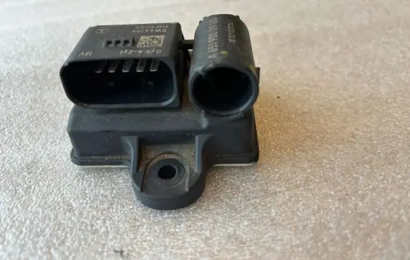 Mercedes-Benz C W204 Glow plug pre-heat relay 0522120204 6519000900 A6519000900