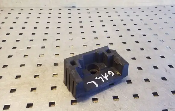 Volkswagen Touareg I Jacking socket point 7L8804123