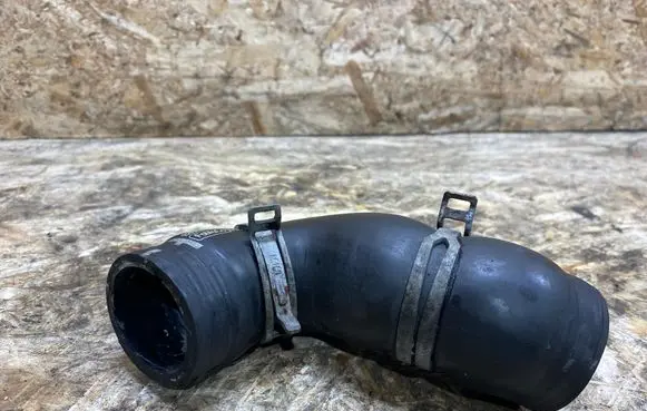 Engine coolant pipe/hose