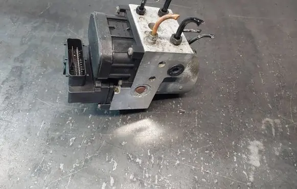 Volkswagen PASSAT B5 ABS Pump 8E0614111AB 0273004281