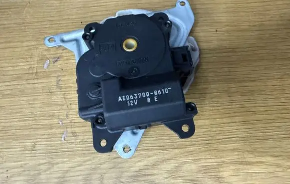 Toyota Avensis T250 Air flap motor/actuator AE0637008610