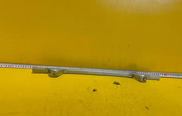 Opel Zafira B Front door windshield rail 13132428