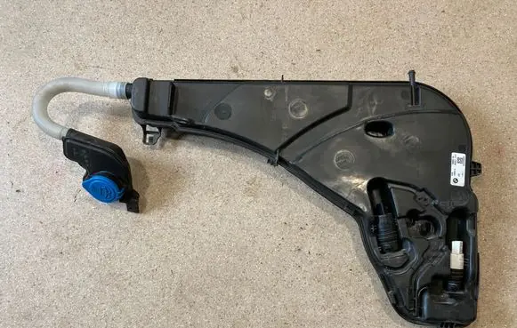 BMW X5 G05 Windshield washer fluid reservoir/tank 7499828
