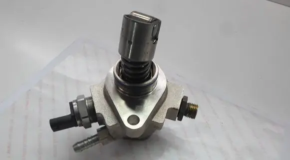 Skoda Octavia Mk3 (5E) Fuel injection high pressure pump 04E127026BC CPW