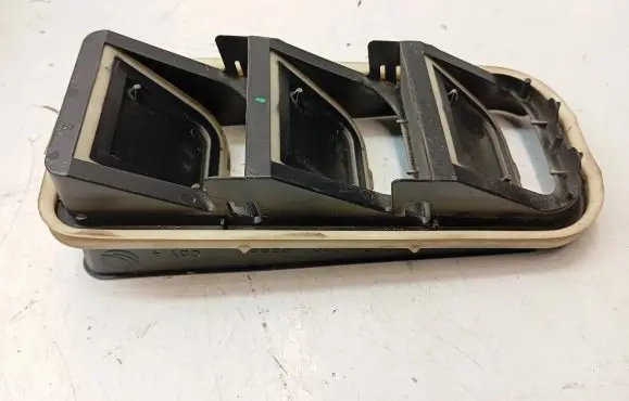 Peugeot 5008 II Quarter panel pressure vent 9678565780