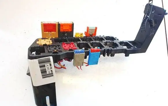 Volkswagen PASSAT B5.5 Fuse box set 8d1937545