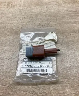 Nissan X-Trail T30 Brake pedal sensor switch 25320JN00A