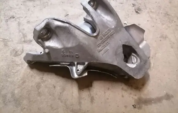 BMW X5 F15 Engine mounting bracket 6853208