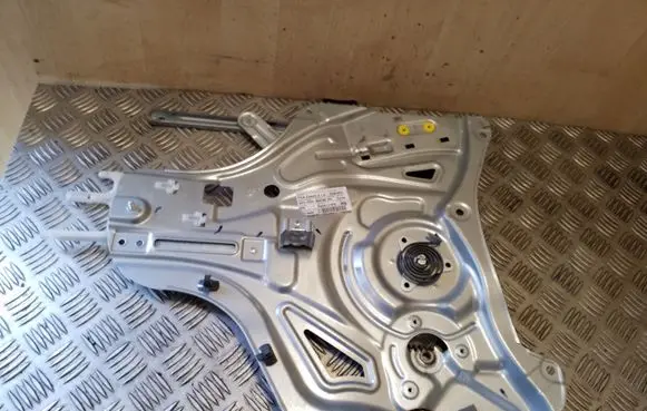 Hyundai ix35 Front window lifting mechanism without motor 824702Y370