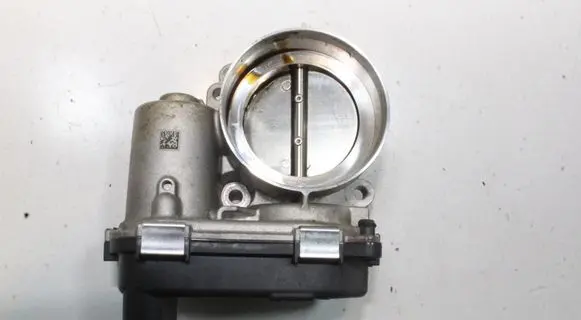 Volkswagen Golf VIII Throttle valve 04E133062T