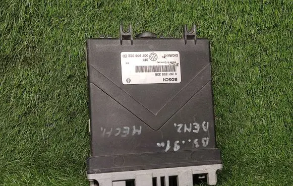Volkswagen PASSAT B3 Engine control unit/module ECU 037906022ED 0261200328