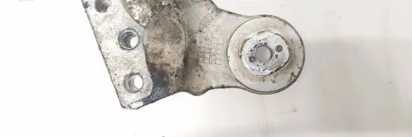 Engine mounting bracket