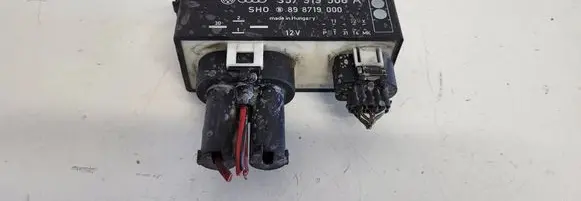 Volkswagen PASSAT B4 Coolant fan relay 357919506A 898719000