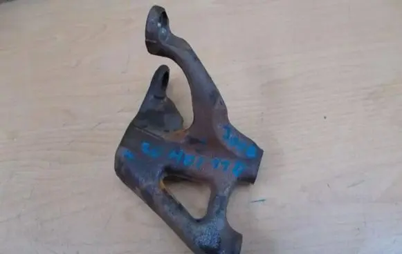 Peugeot 3008 I Engine mount bracket
