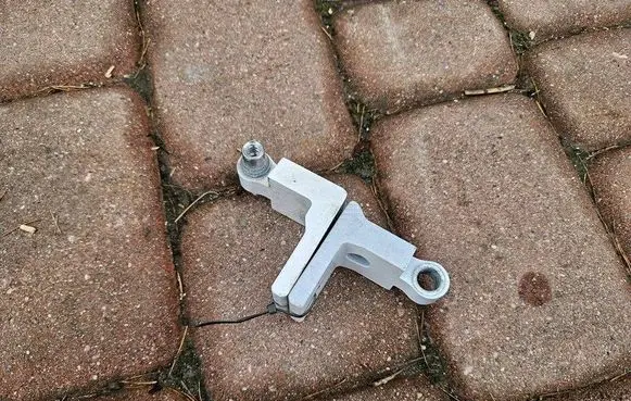 Opel Corsa E Rear door lower hinge 13181938