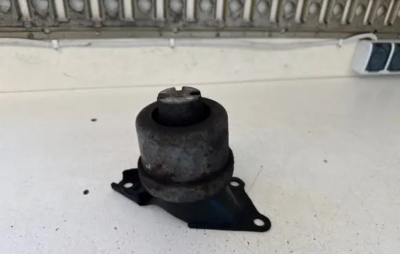 Volkswagen Multivan T5 Engine mount bracket 7H0199256H