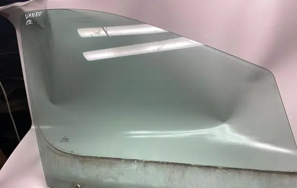 Mercedes-Benz Vaneo W414 Front door window glass four-door 43R000029 43R000929